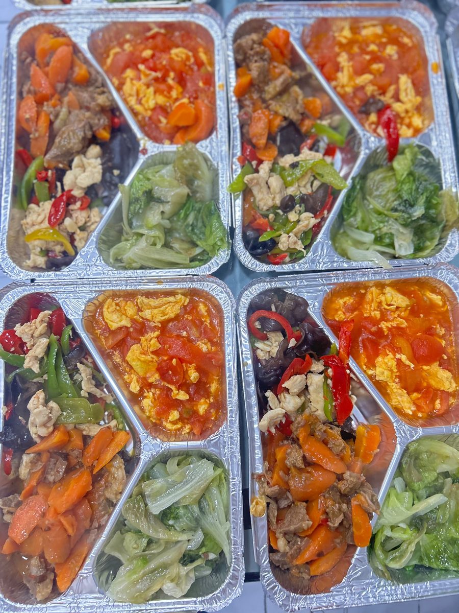 展会便当 — 番茄炒蛋、木耳鸡肉、生菜